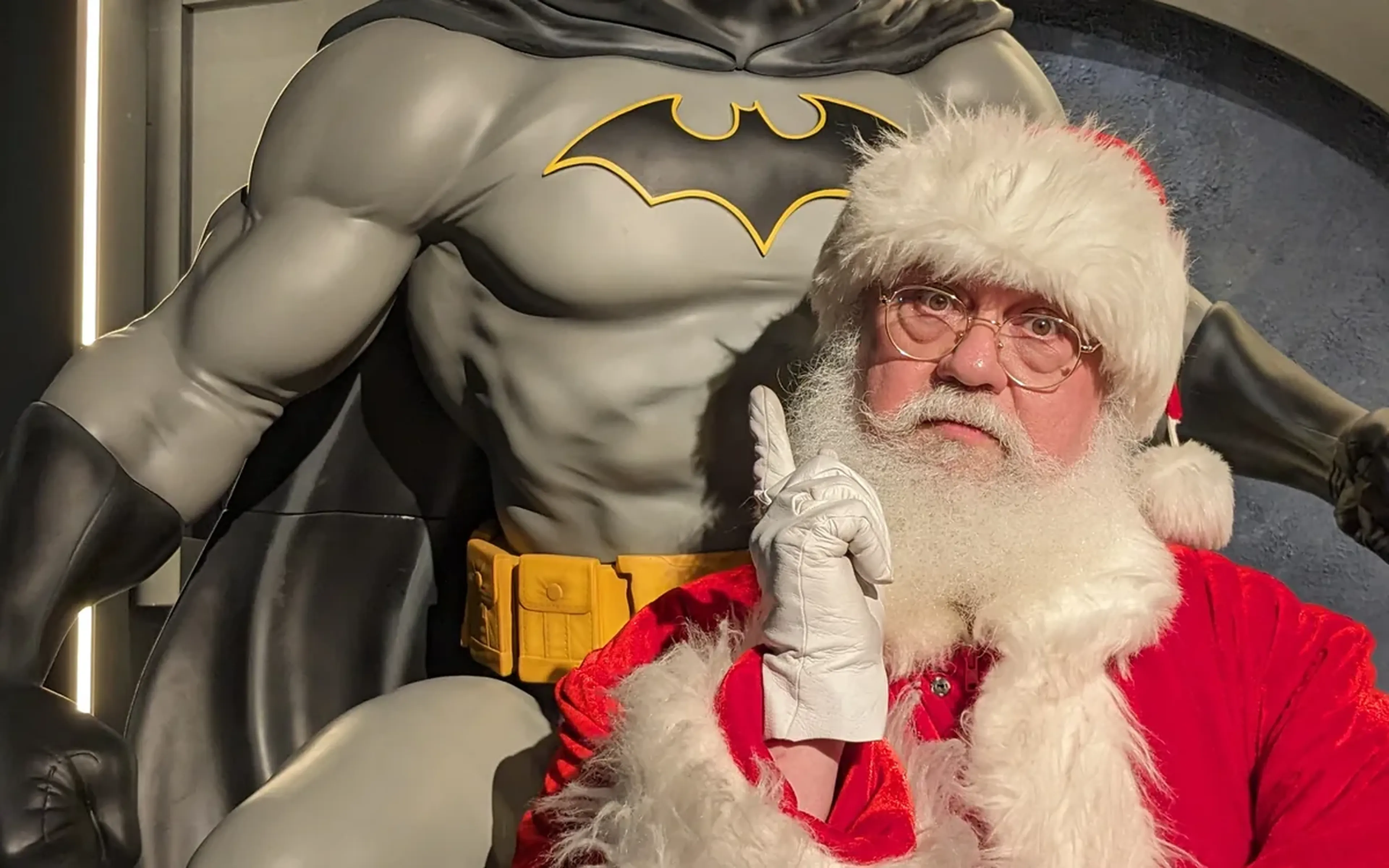 Le Père Noël aux côtés de Batman pour la distribution des cadeaux : arbre de Noël Batman Escape Paris