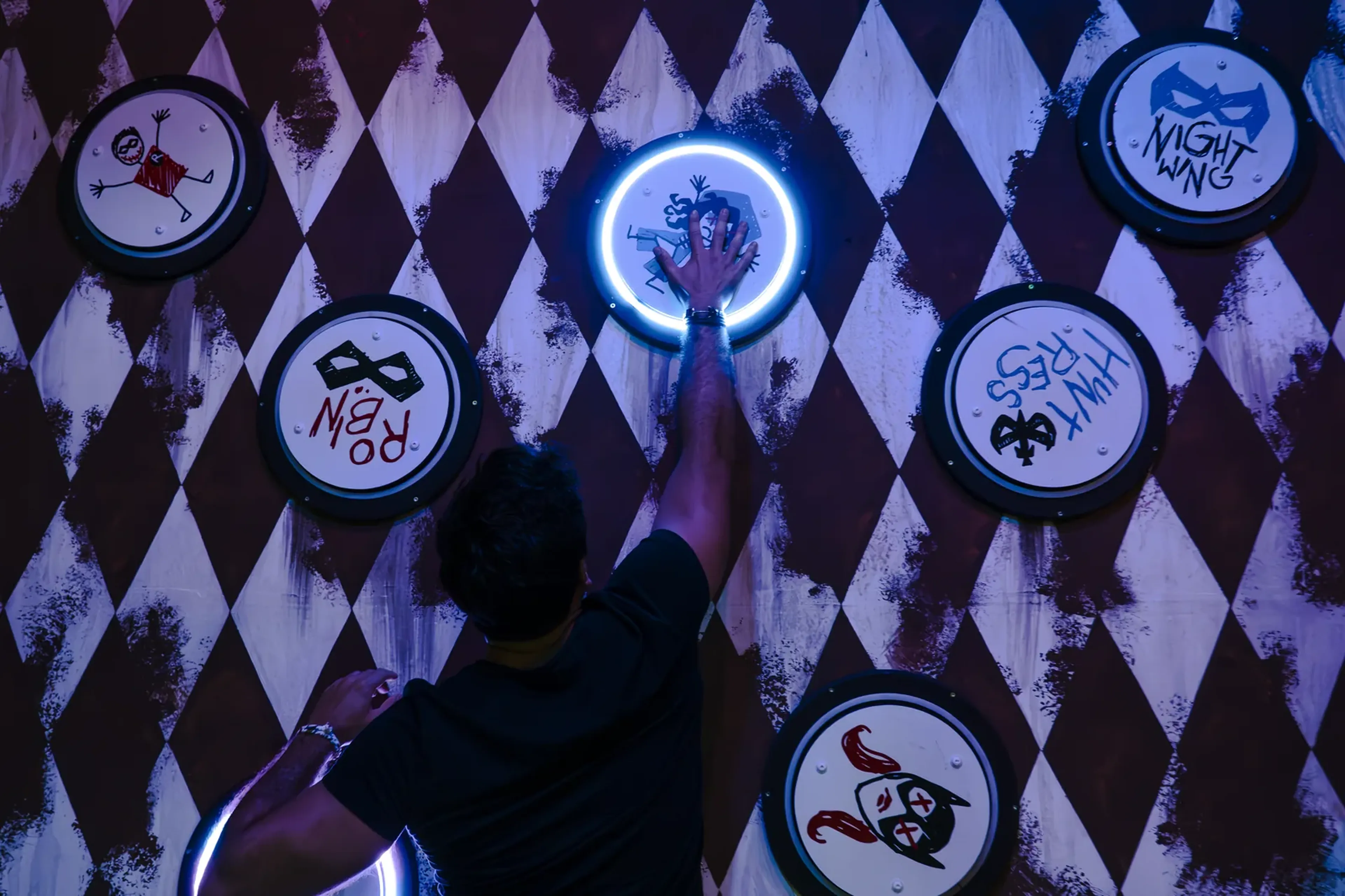 Whack-a-mole mini-game inspired by the Joker — Batman Escape Paris