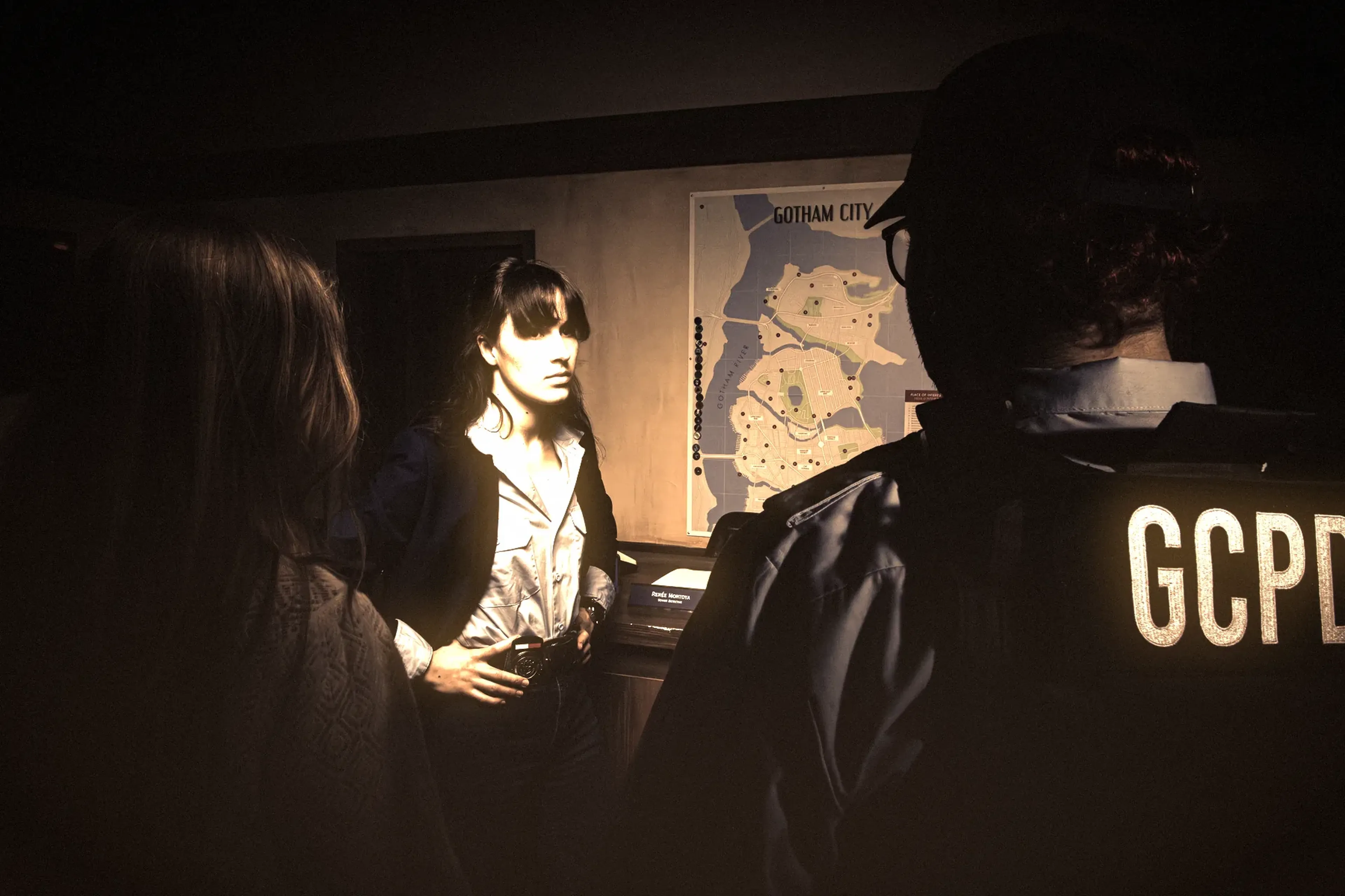 Silhouette dans le couloir du commissariat de Gotham pendant l'édition horreur chez Batman Escape