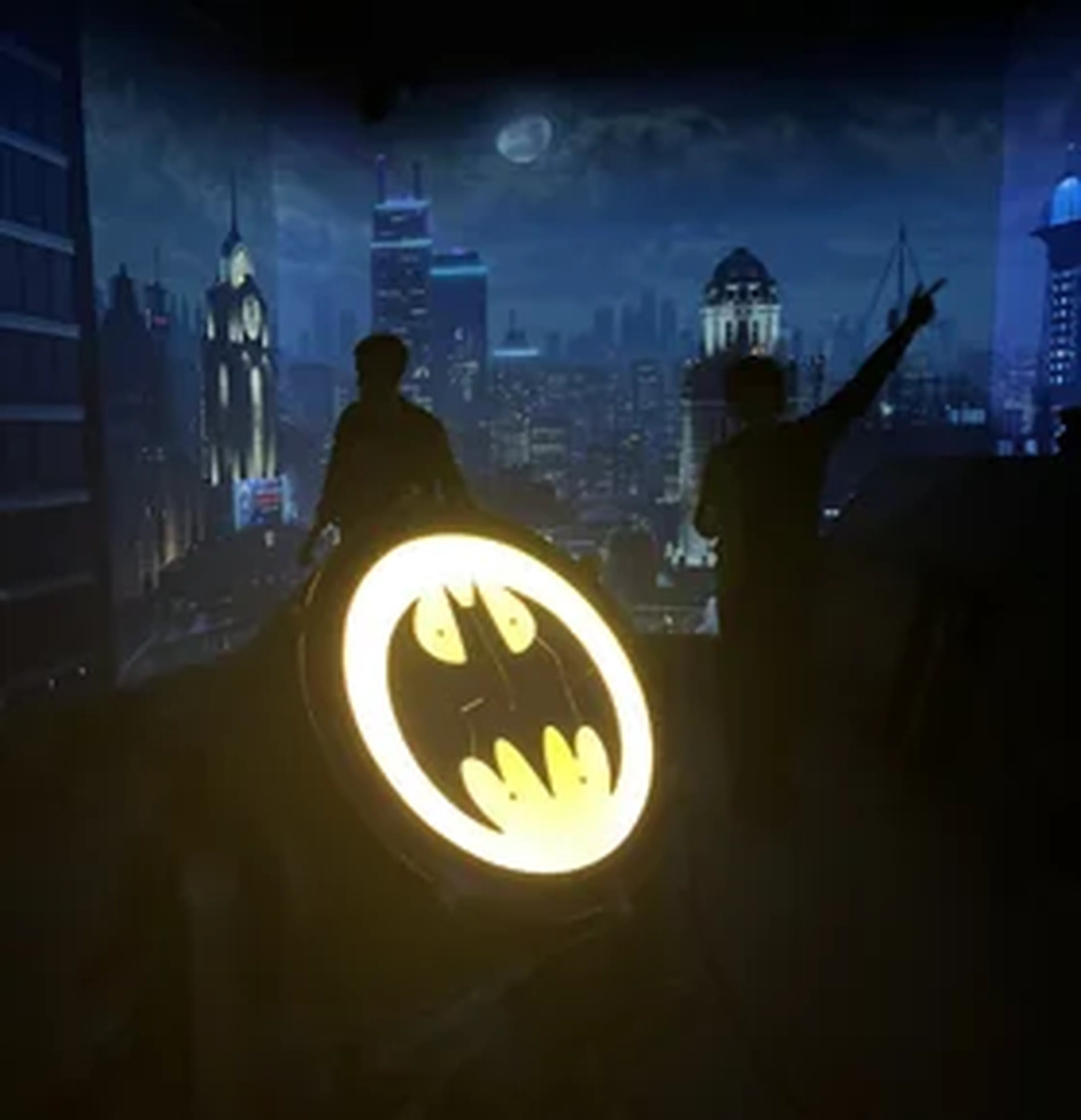 Bat-Signal sur la skyline de Gotham — univers Batman Escape Paris
