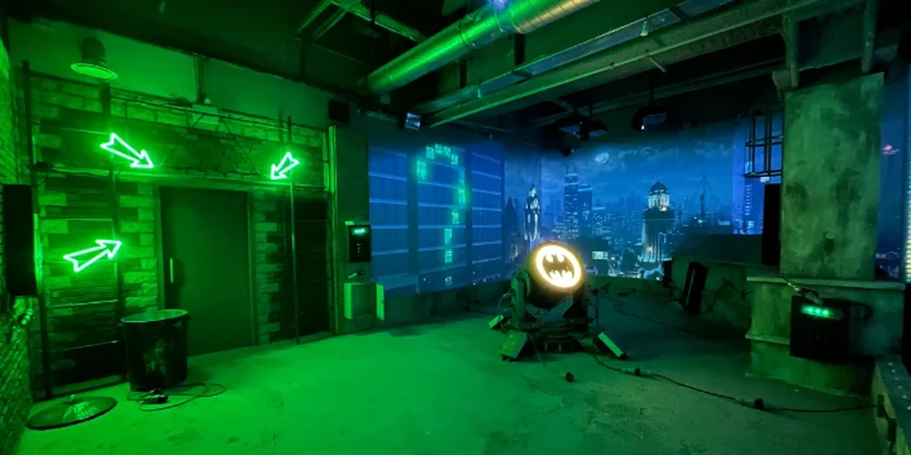 Décor du commissariat GCPD reconstitué à Paris — escape game enquête Le Commissariat