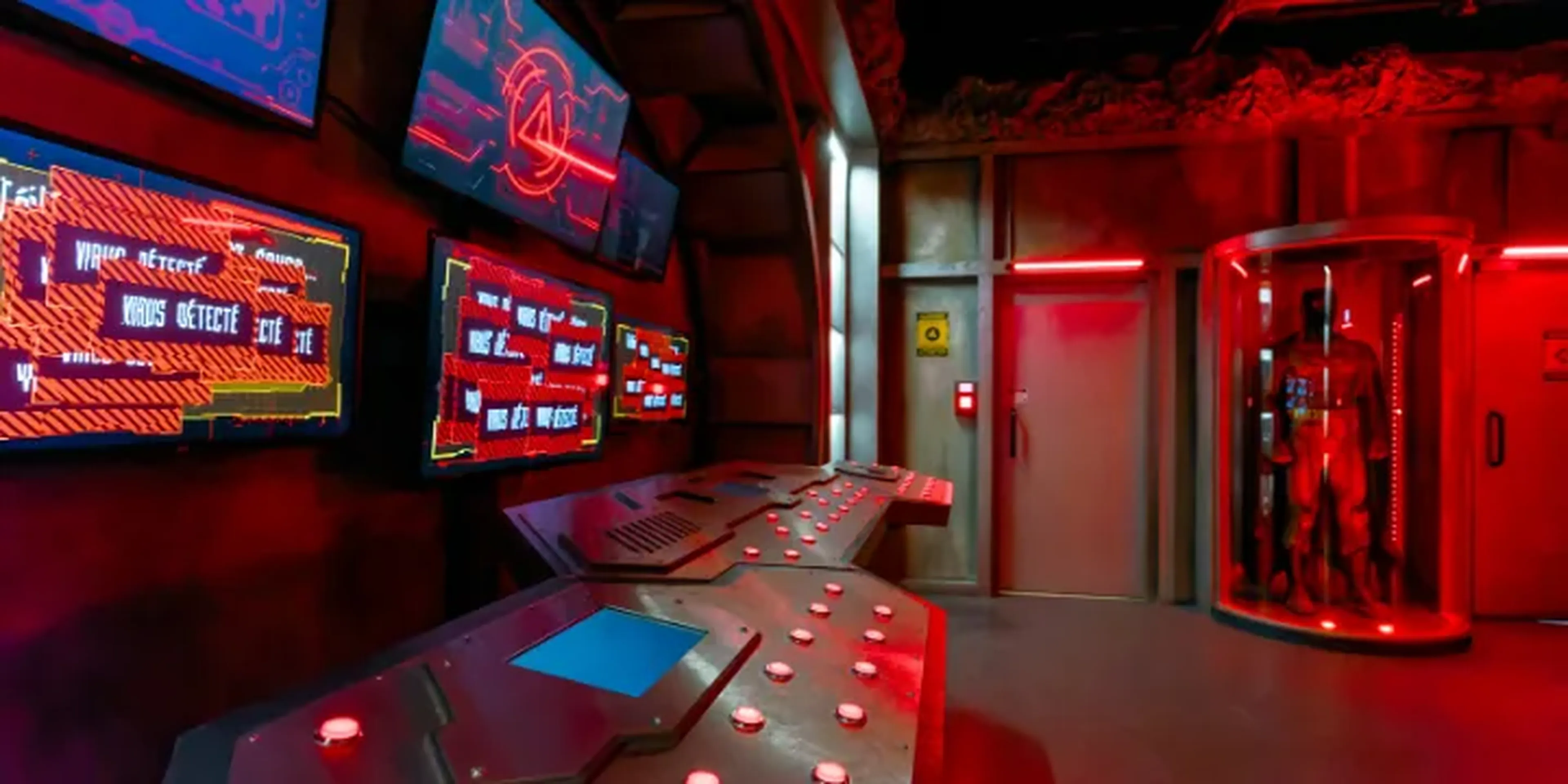 Décor de la Batcave en mode méchants, écrans d'alerte et costume sous capsule — Batman Escape Paris