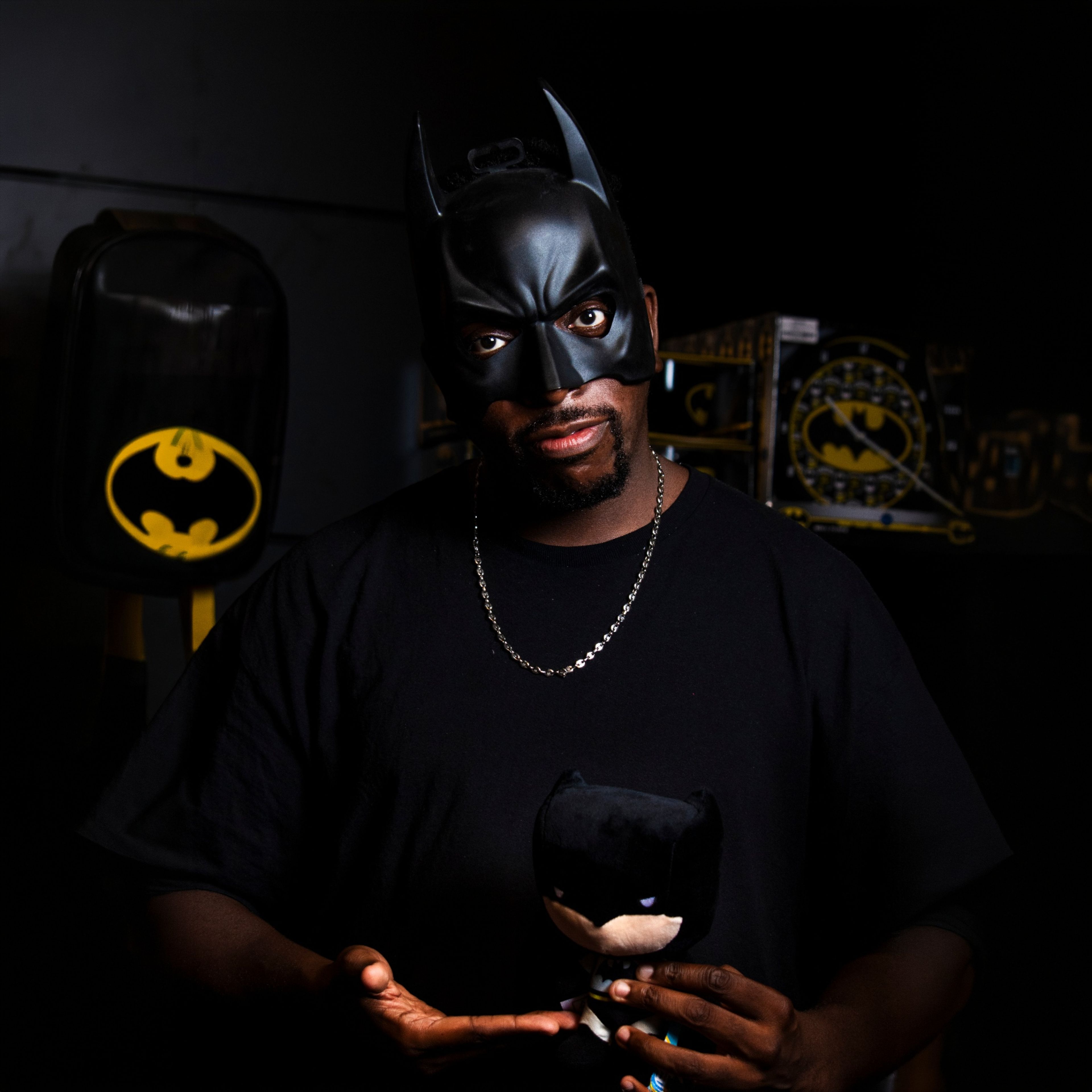 Cadeau et photo souvenir de groupe pour le futur marié chez Batman Escape Paris
