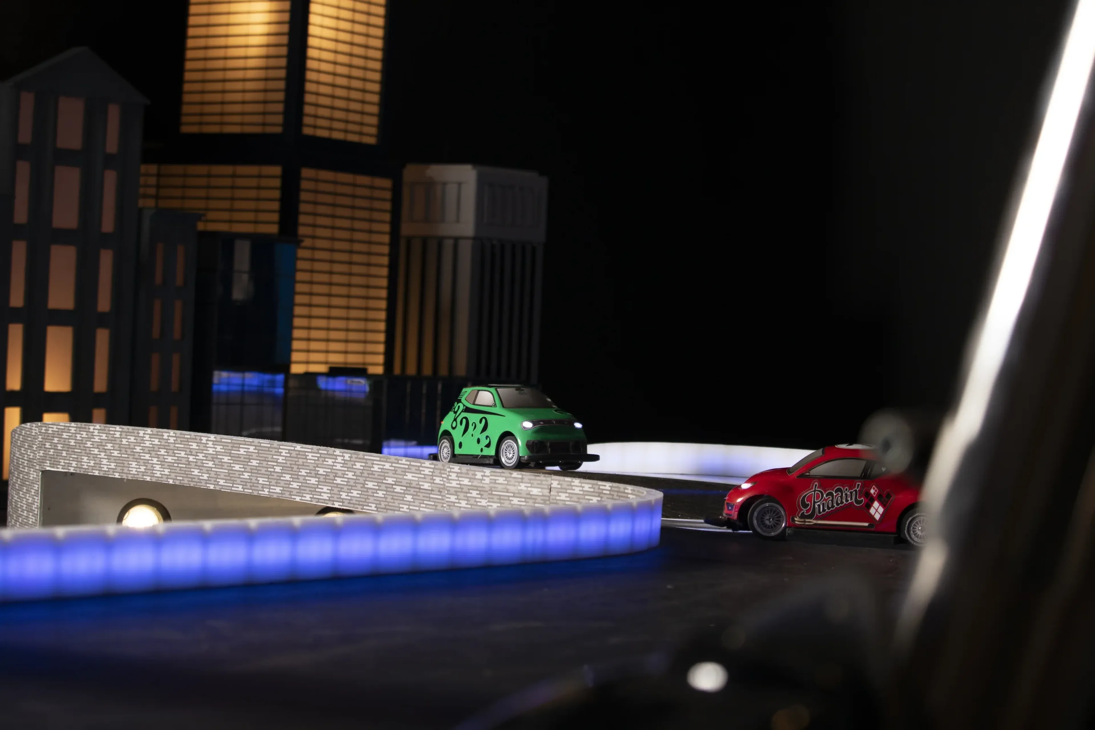 Circuit miniature de Gotham avec voitures télécommandées customisées DC — Batman Escape Paris
