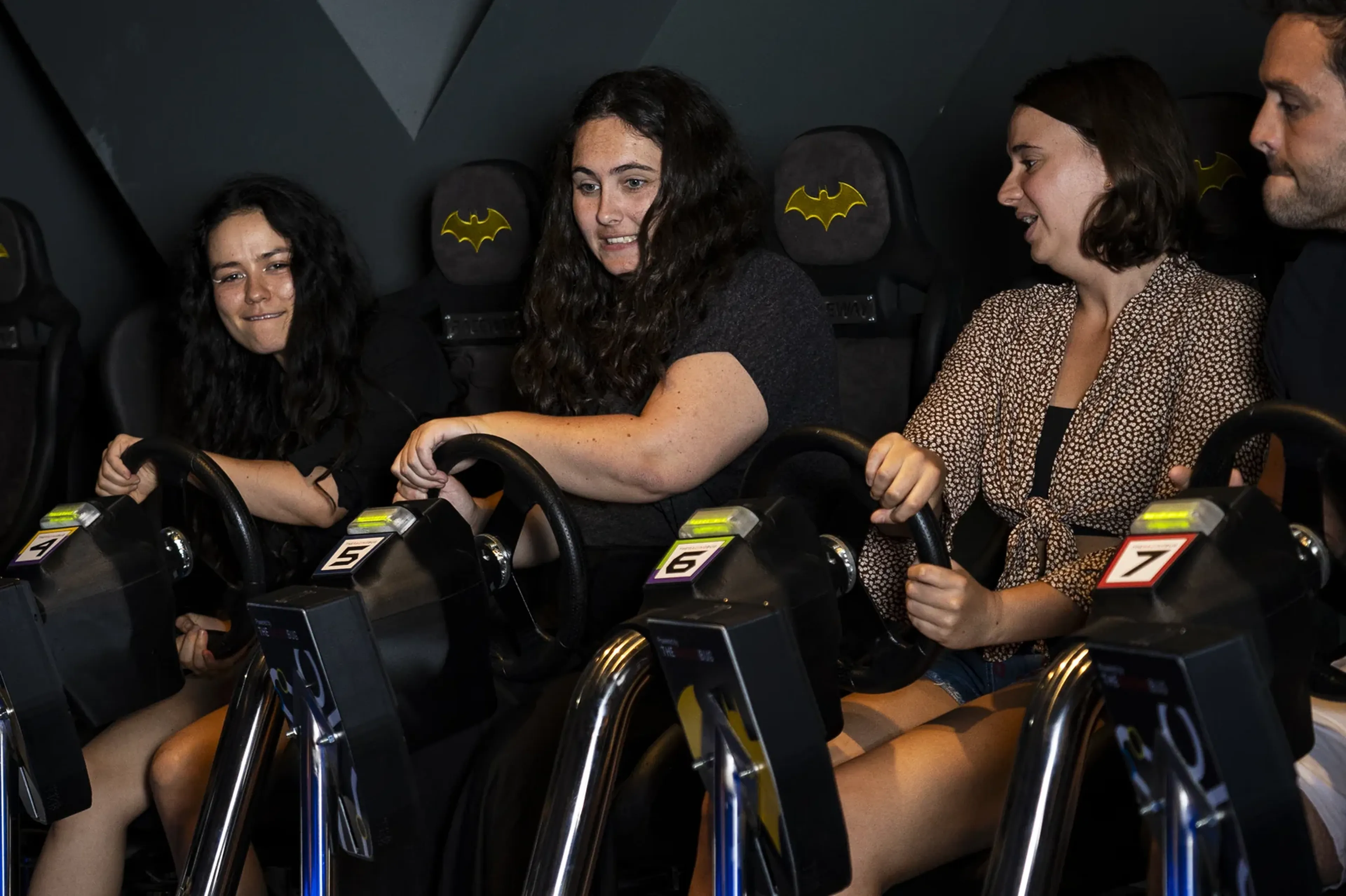 Pilotes adultes et enfants partageant le poste de pilotage — Gotham City Race accessible à Paris