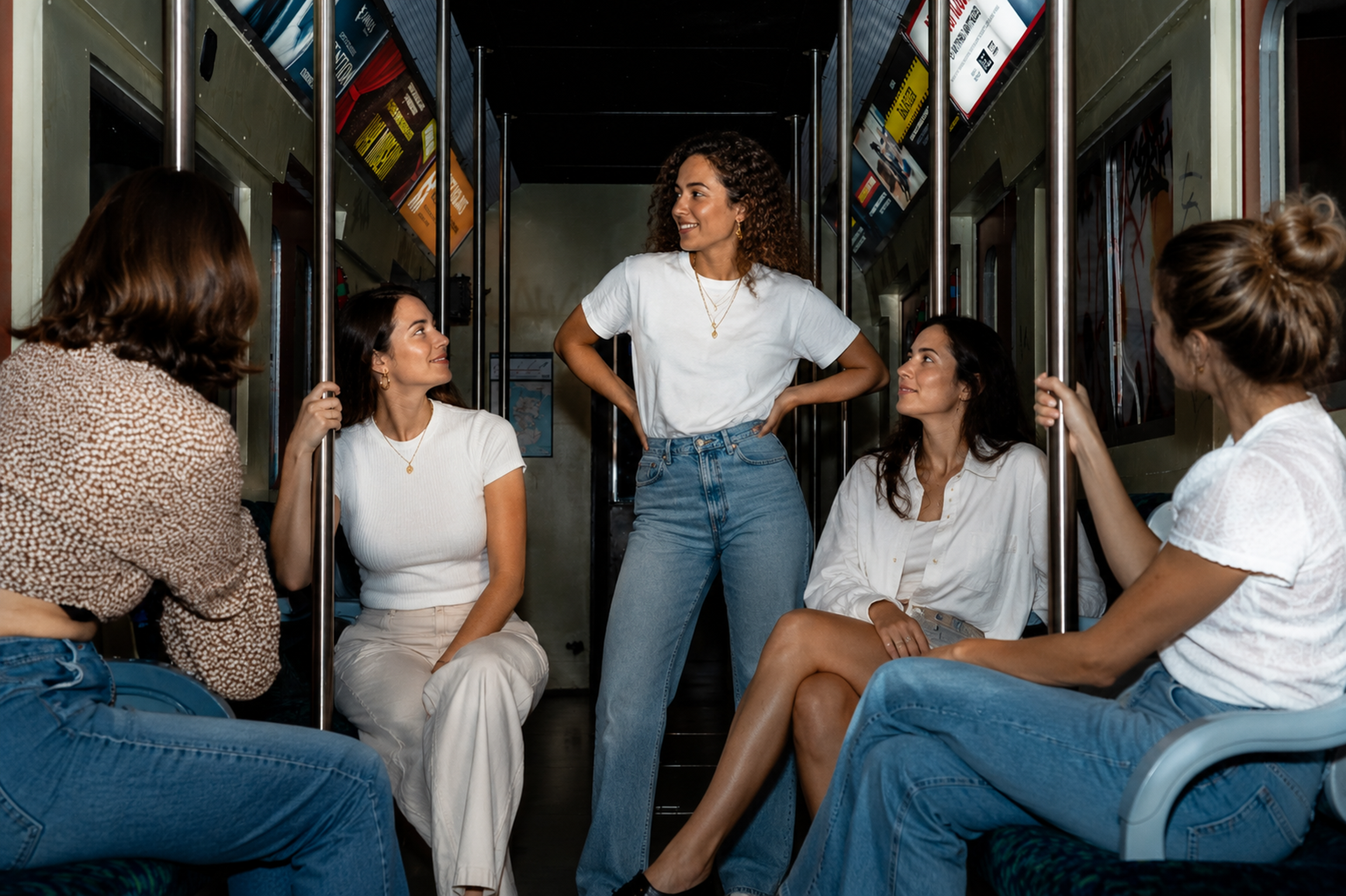 Groupe de femmes en EVJF dans une mission immersive métro chez Batman Escape Paris