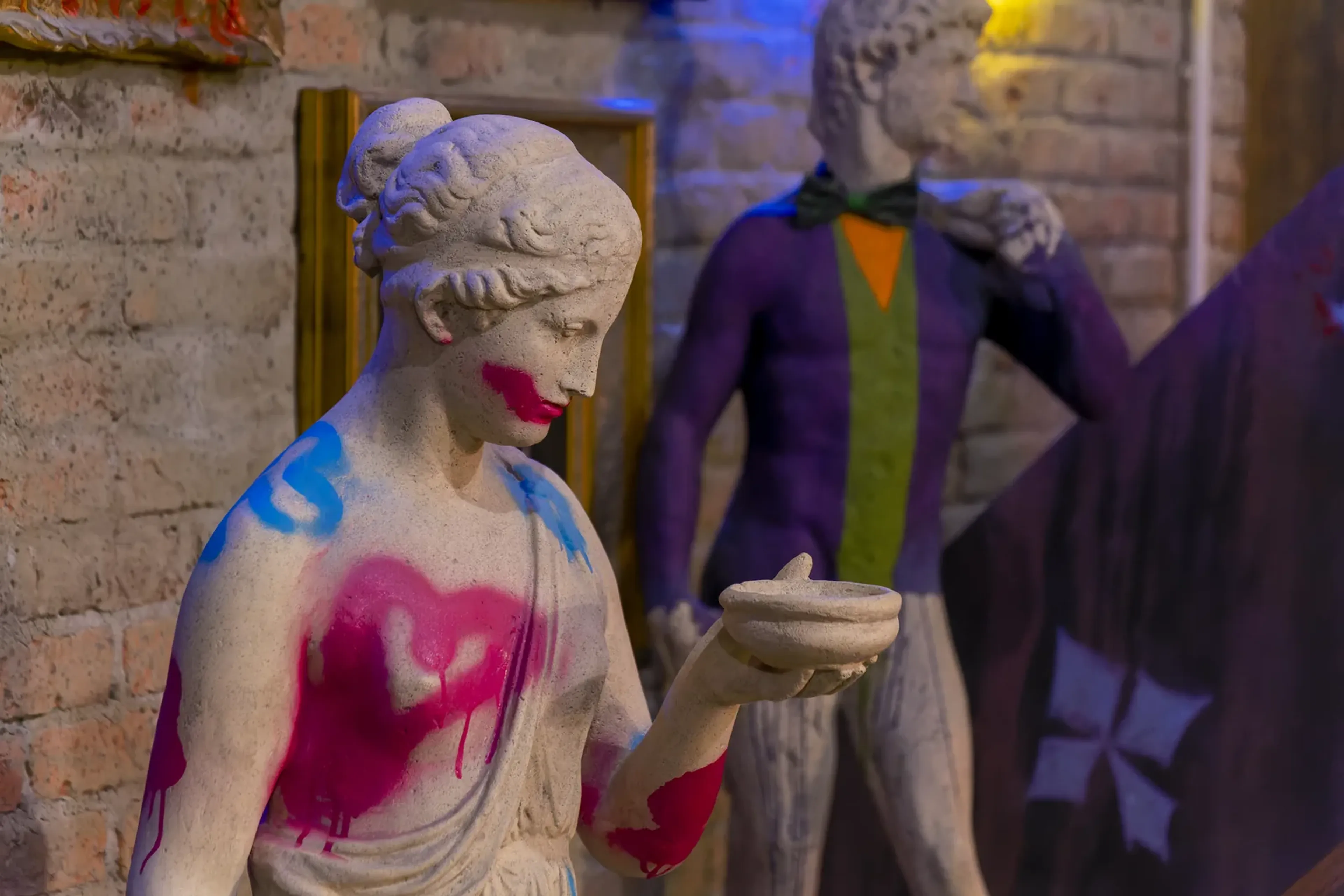 Graffitied statues set in the Joker universe — Batman Escape Paris