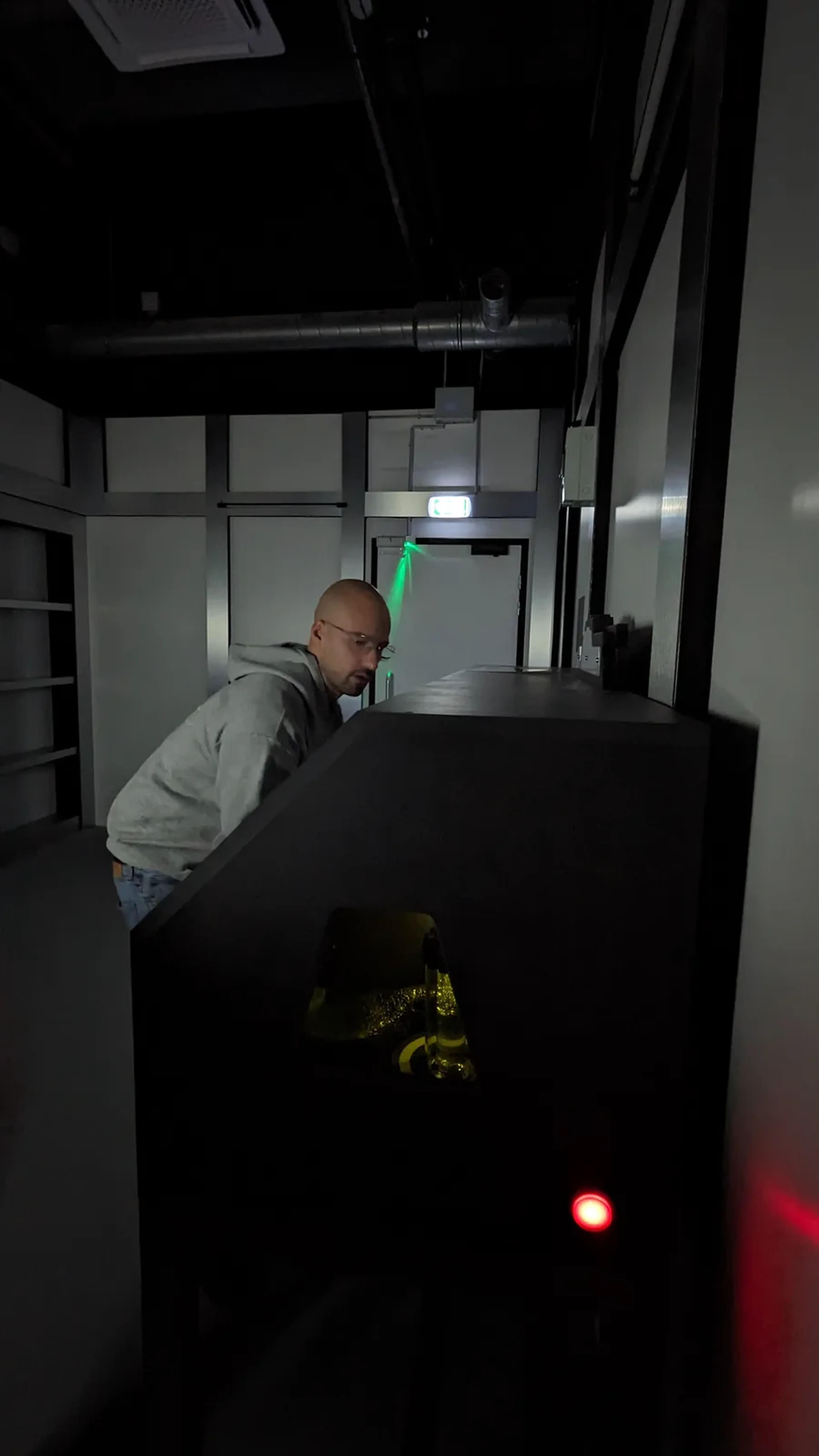 Équipe en pleine mission dans la Batcave — escape game Batman à Paris