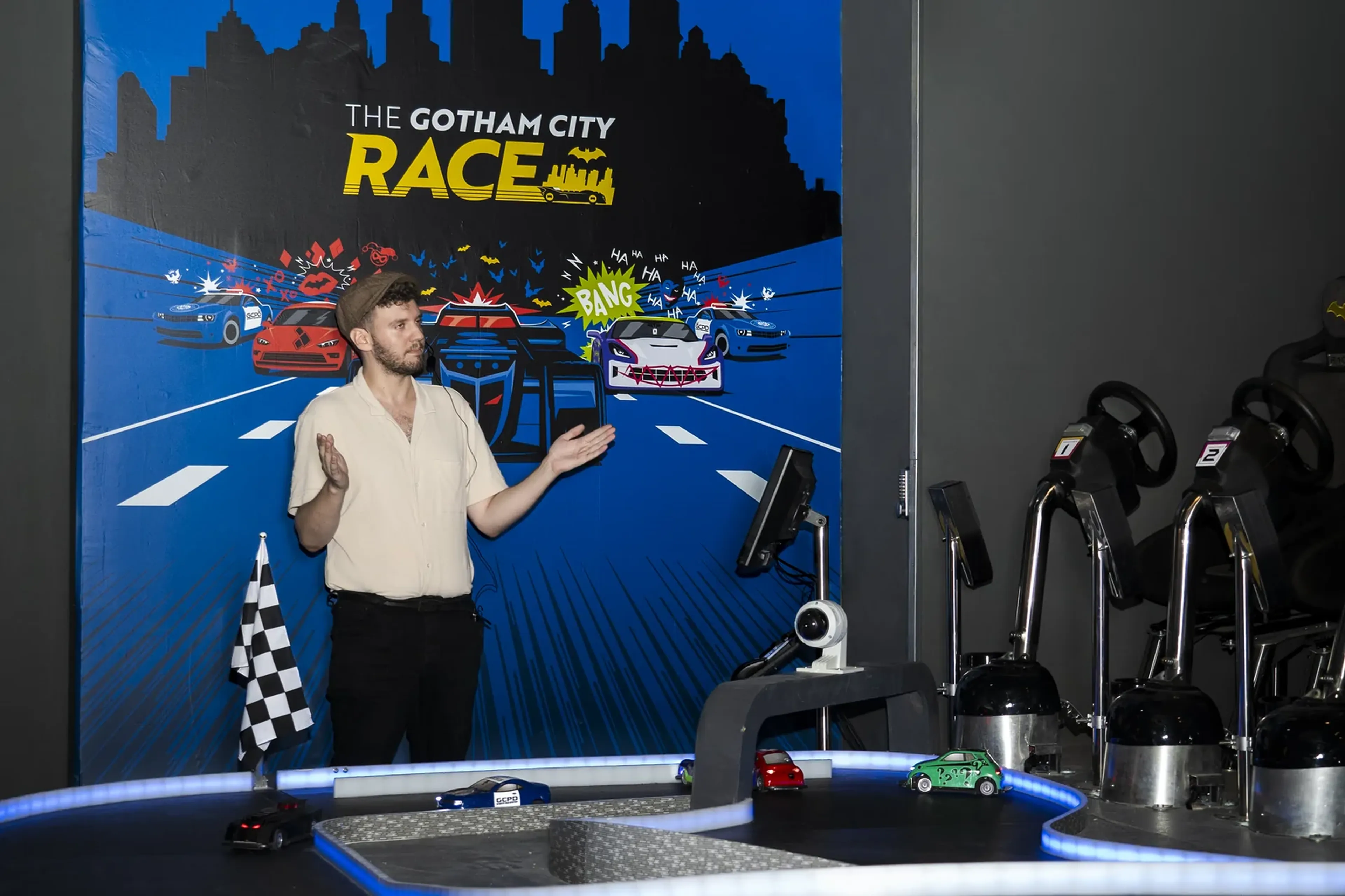 Commentateur live dynamisant la Gotham City Race — Batman Escape Paris
