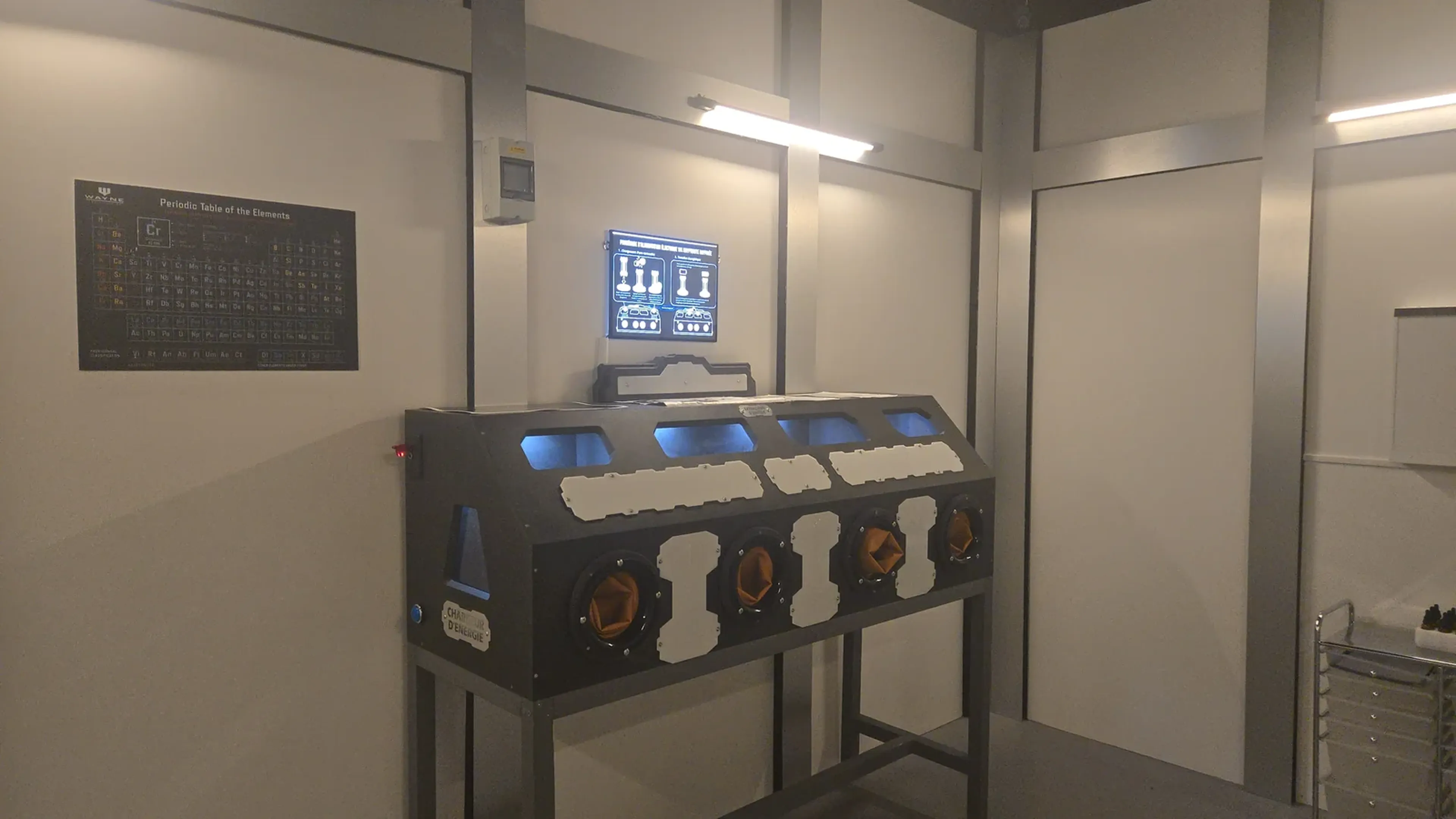 Arsenal de gadgets Batman exposés dans le décor high-tech de la Batcave — escape game Paris